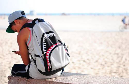 哪个大牌包包男士好看又实用,目前比较流行的男士包