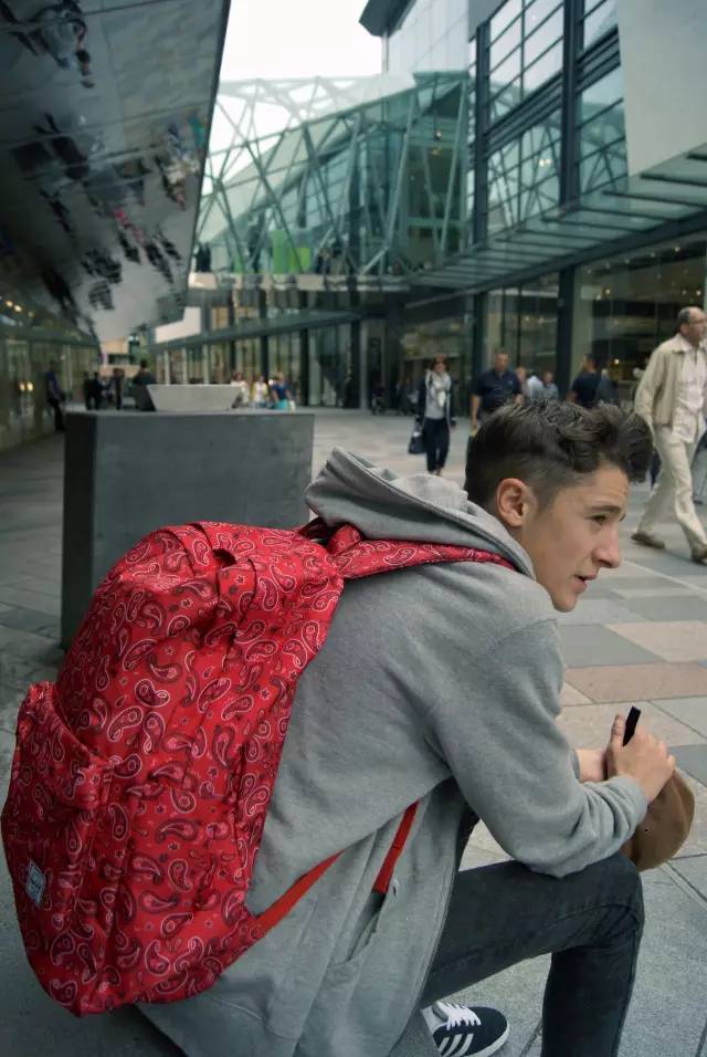 哪个大牌包包男士好看又实用,目前比较流行的男士包