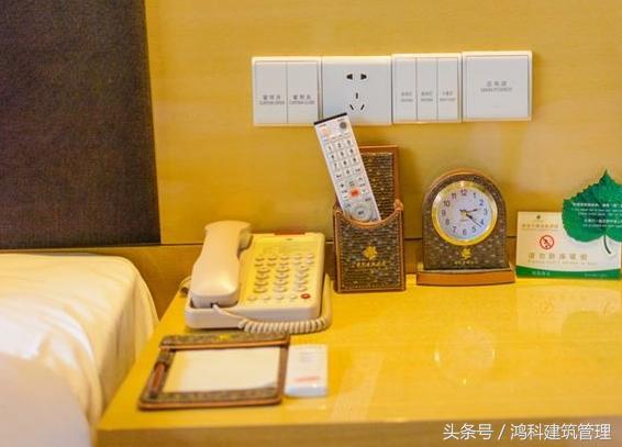 床头柜挡住插座还是不挡,新房装修完买的床头柜