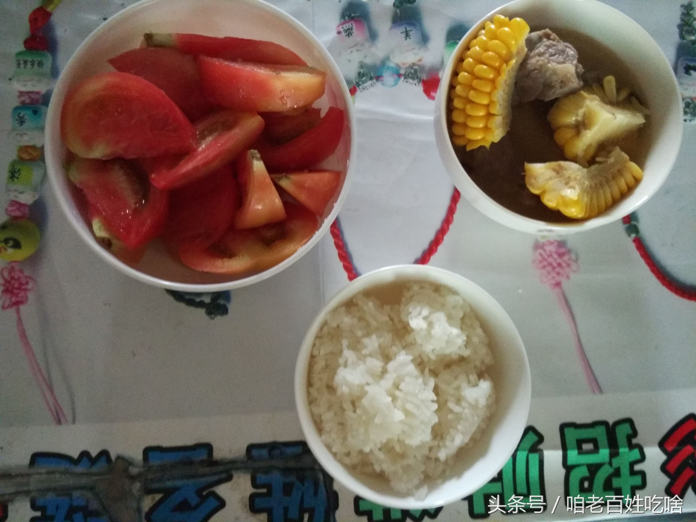 在出租屋用报纸、海报垫着桌子吃饭，我也依然要让自己吃好