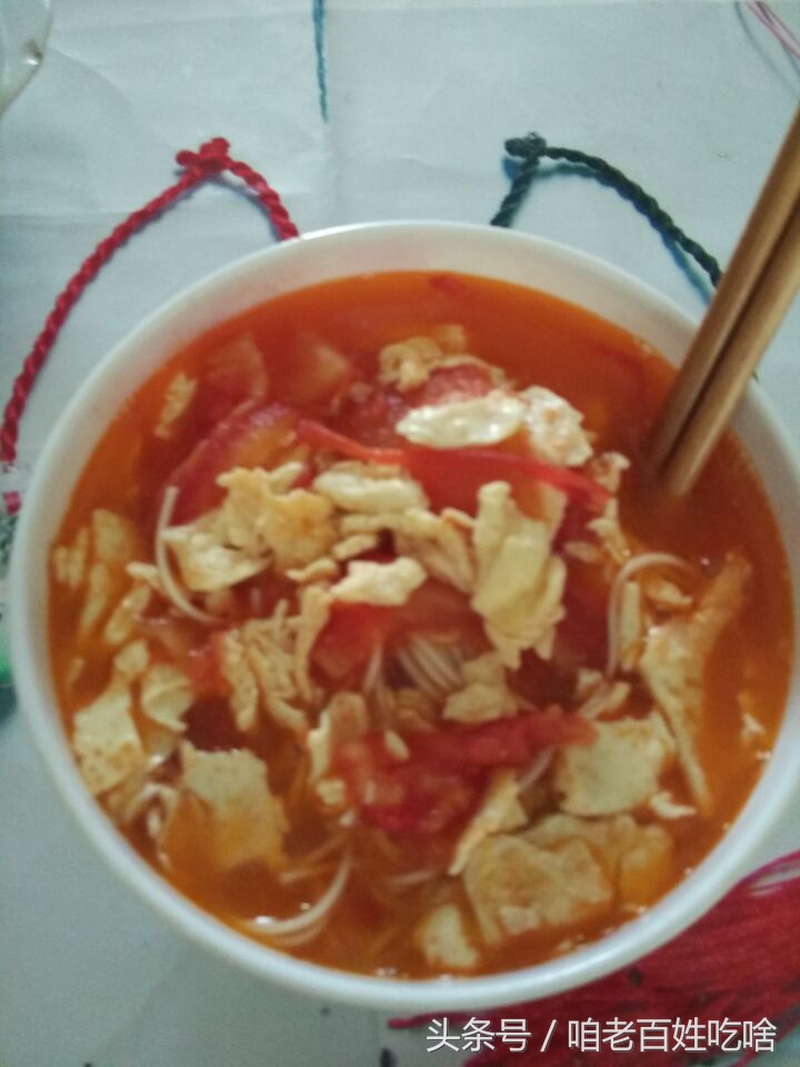 在出租屋用报纸、海报垫着桌子吃饭，我也依然要让自己吃好