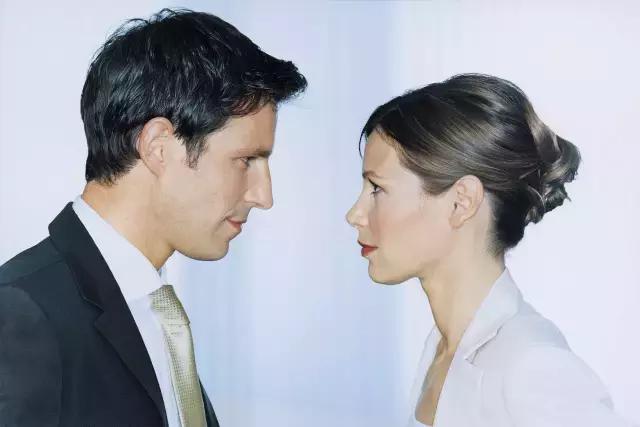 公司里这14种肢体语言错误一定要避免，否则你怎么死的都不知道！