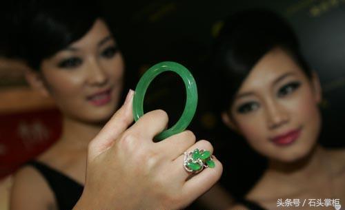 如何拿手镯不会摔,怎样拿手镯不疼