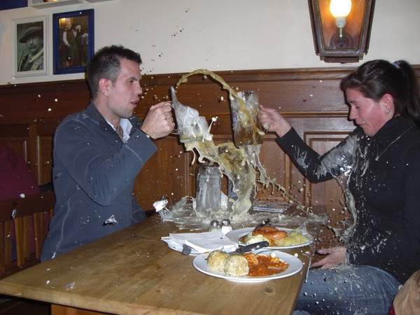 舔第二碗时,丈母娘拉我的手说:放这儿吧!等下我来洗