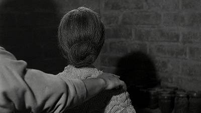 45秒美女沐浴戏拍7天,这部精分神作碾压99%的恐怖片