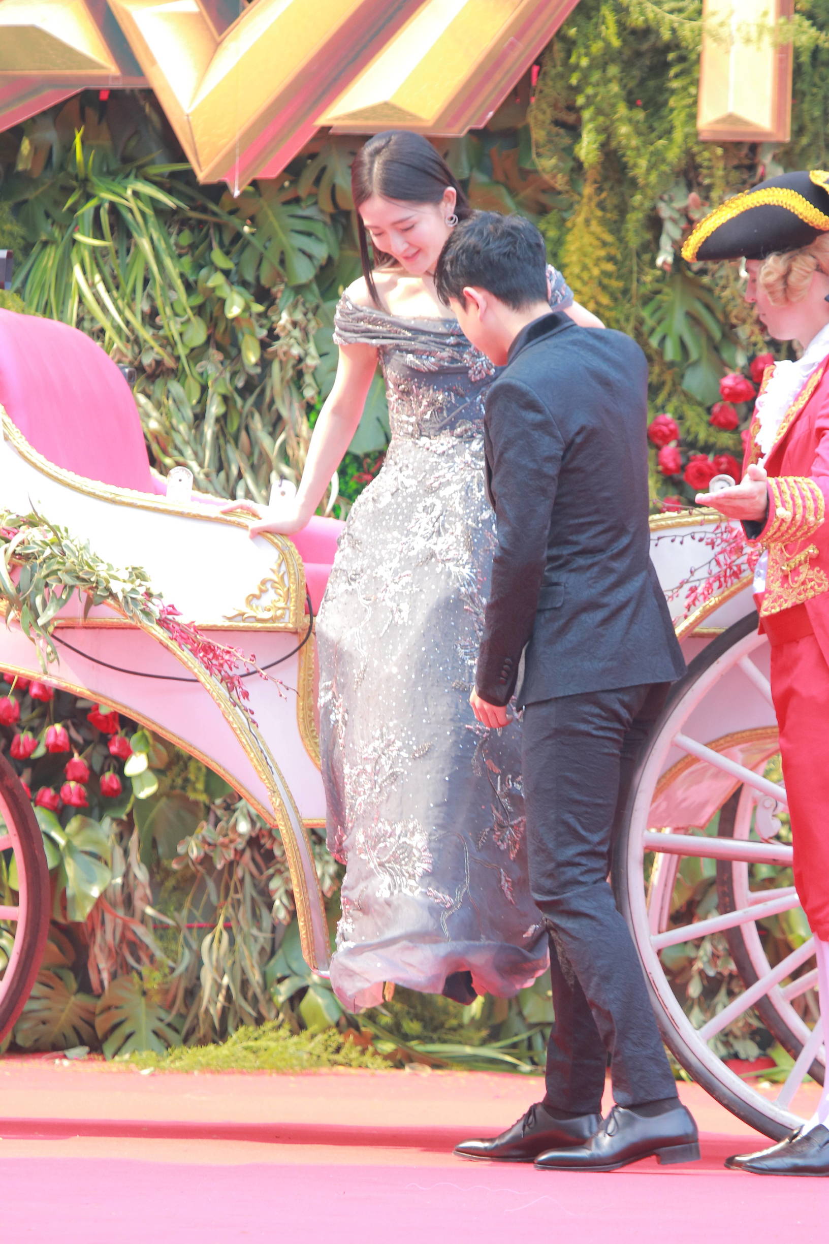 谢娜秒穿人鱼裙,谢娜礼服乘风破浪