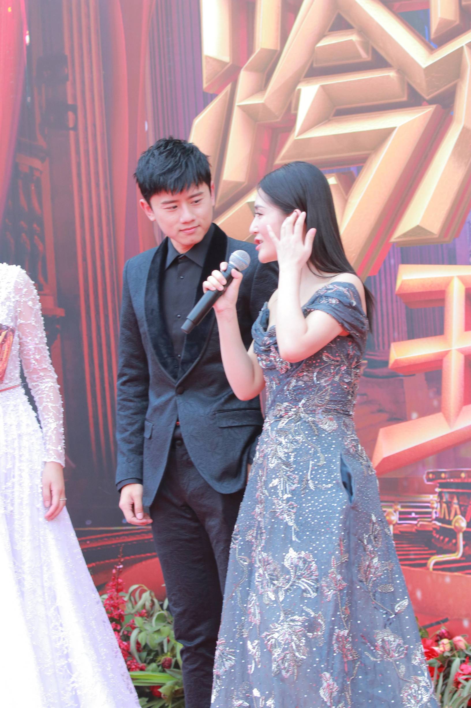 谢娜秒穿人鱼裙,谢娜礼服乘风破浪