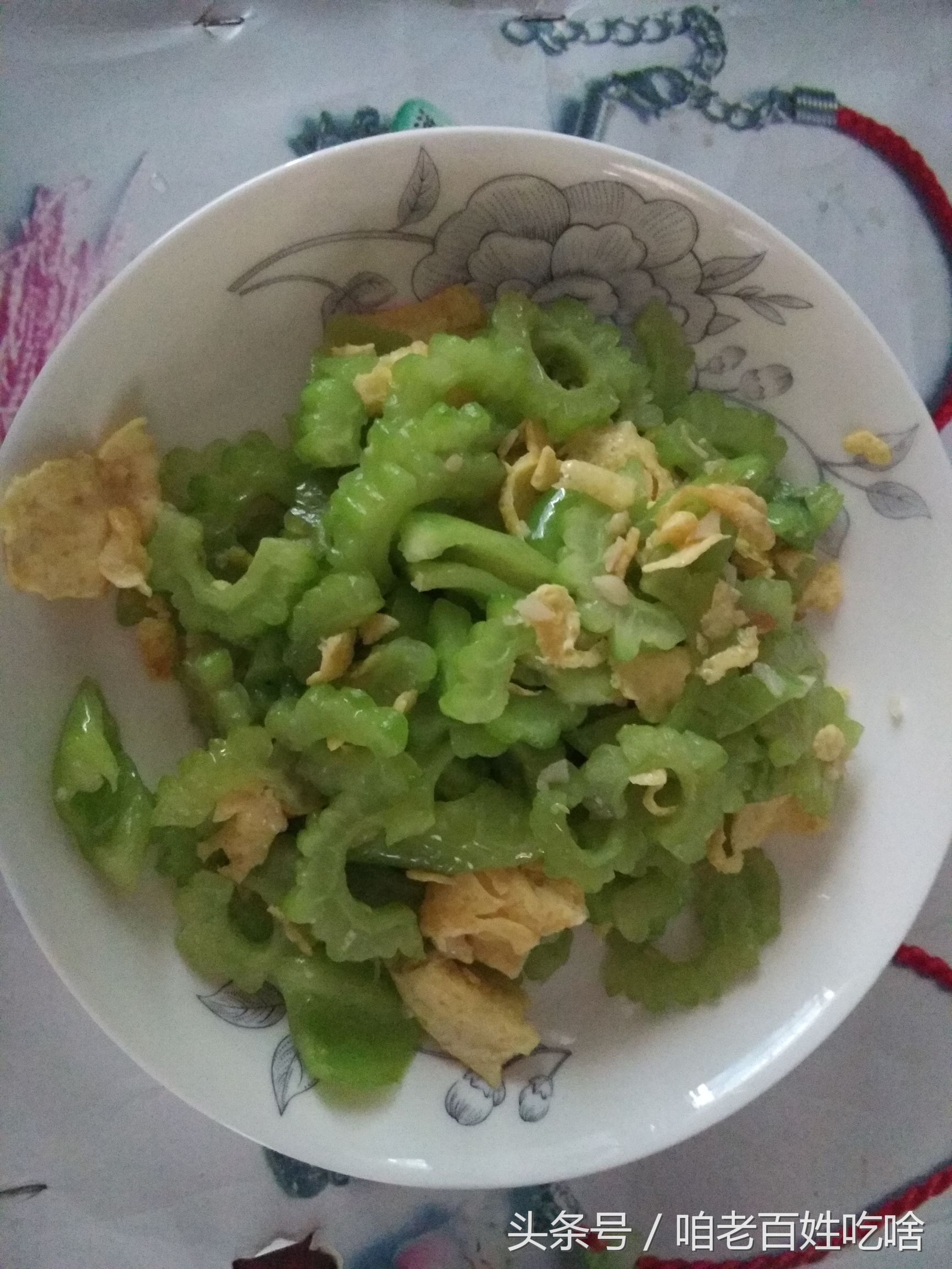 在出租屋用报纸、海报垫着桌子吃饭，我也依然要让自己吃好