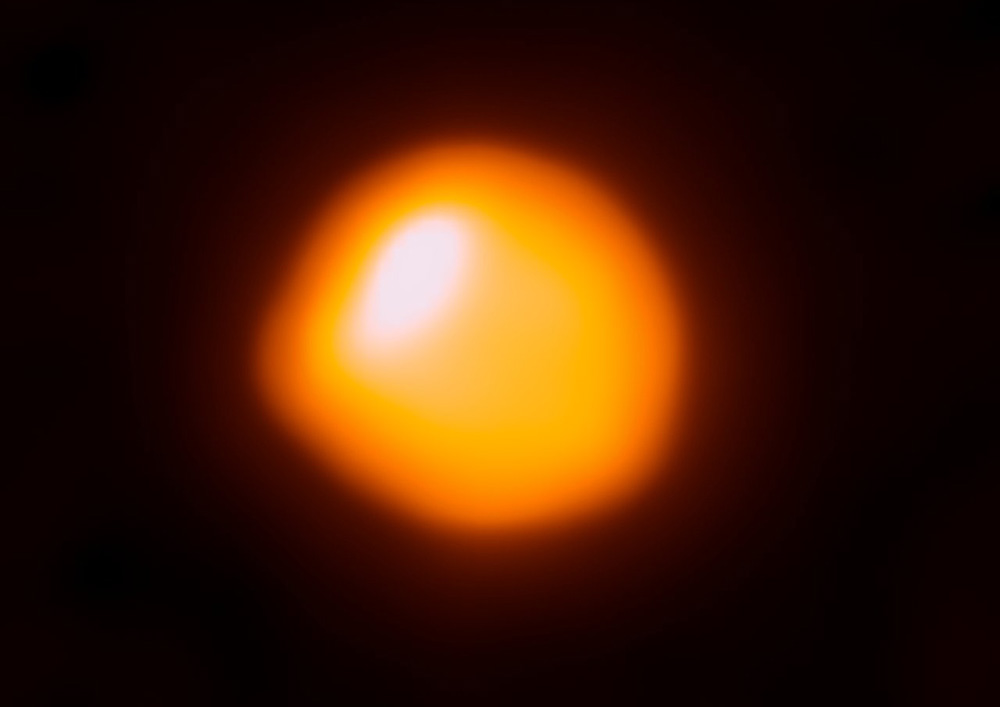 它是太阳的900倍大，将在100万年内爆炸成超新星，还好离地球不近