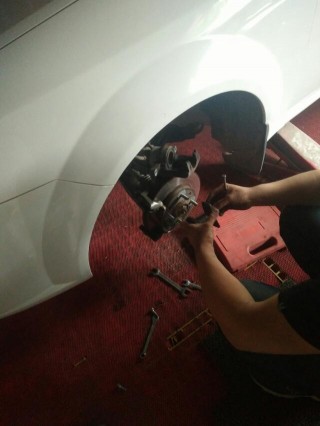 别克凯越更换后刹车片教程,凯越525x如何检查刹车片是否该换