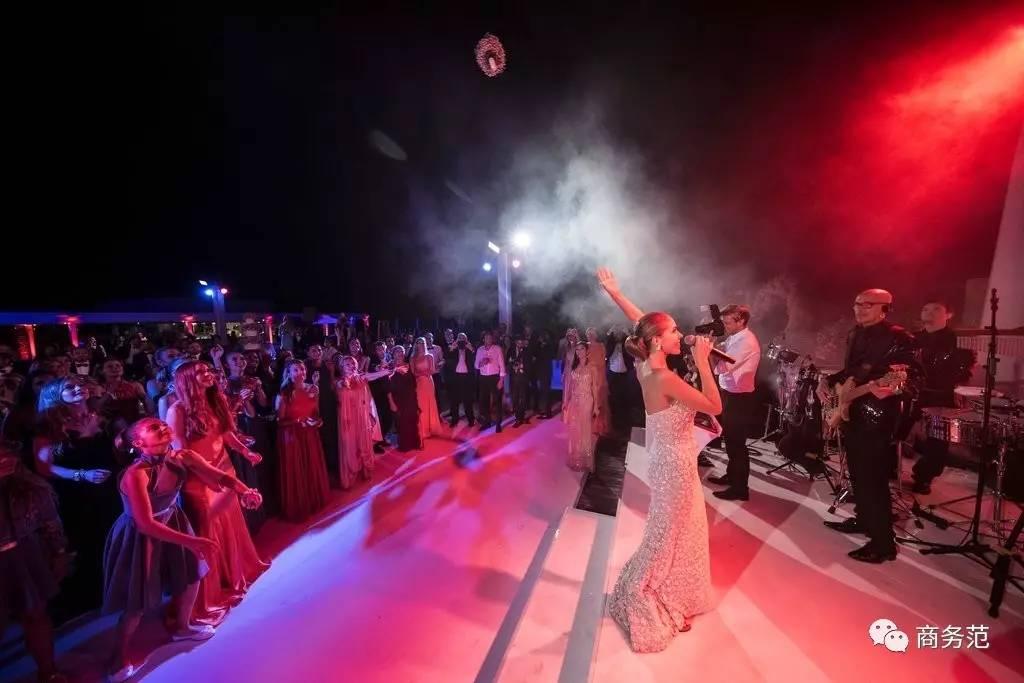 65万颗水晶打造的婚礼,施华洛世奇继承人款婚纱