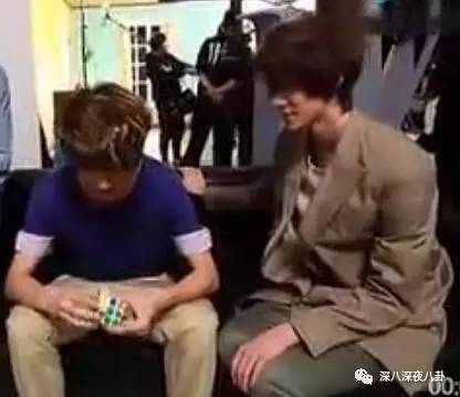 鹿晗玩魔方完整版,鹿晗还原魔方瞬间视频