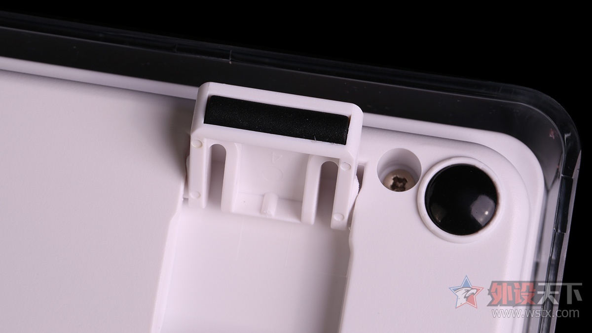 这款键盘有点厉害：可调键程、可在右上方组装乐高模型，最重要的是它有10种灯效