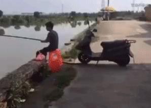 GIF，当你走在高山流水，要小心画地为牢！哈哈！走村庄里要小心！