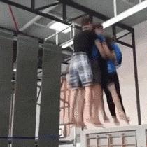 GIF，当你走在高山流水，要小心画地为牢！哈哈！走村庄里要小心！