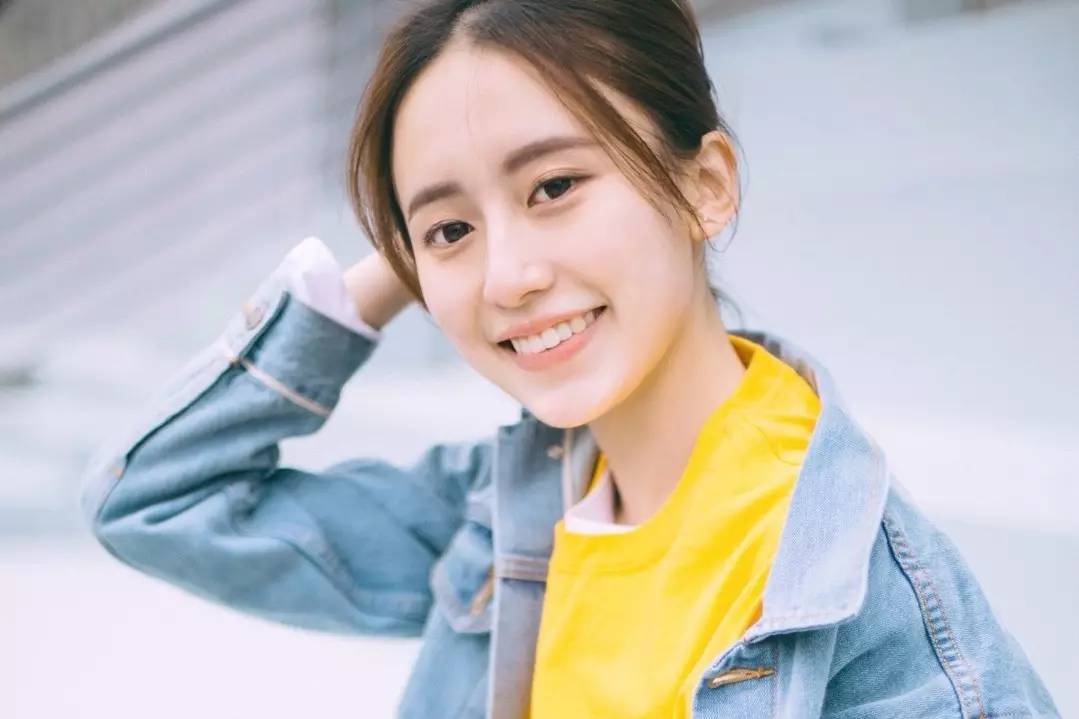 发量多简单又好看的头发造型教程,如何拍头发发丝好看