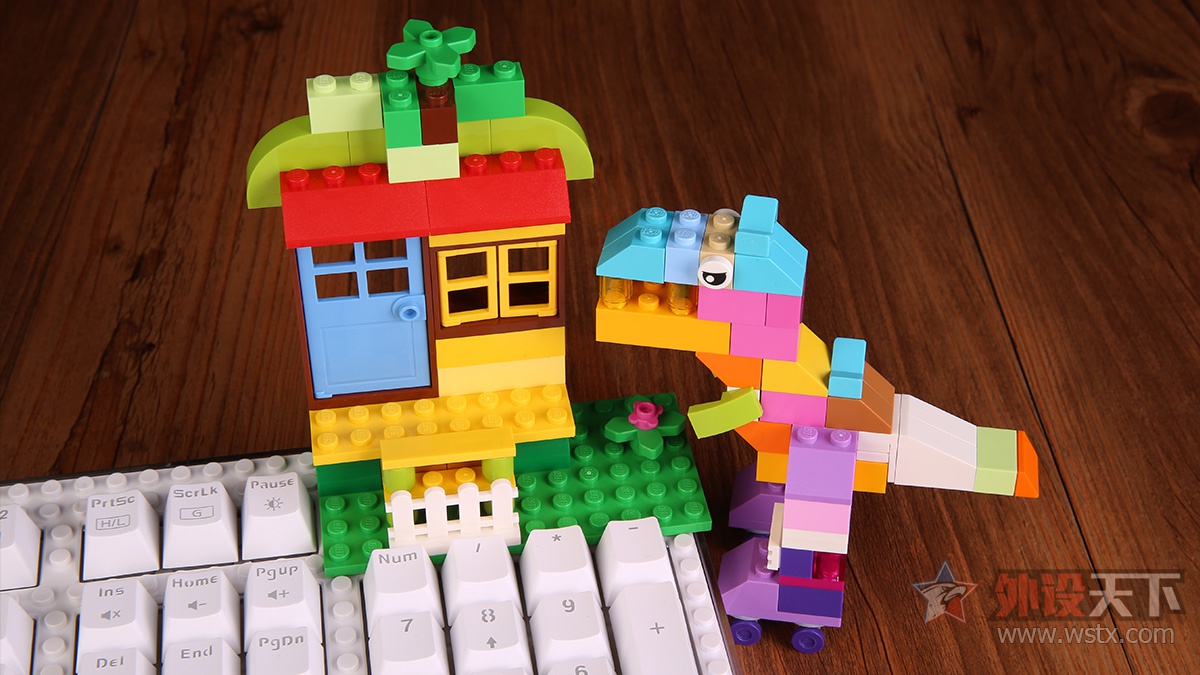 这款键盘有点厉害：可调键程、可在右上方组装乐高模型，最重要的是它有10种灯效