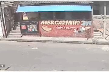 GIF，当你走在高山流水，要小心画地为牢！哈哈！走村庄里要小心！