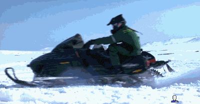 GIF，当你走在高山流水，要小心画地为牢！哈哈！走村庄里要小心！