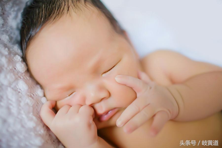 宝宝刚出生吐粘粘的液体,宝宝刚出生一天吐奶吐褐色分泌物