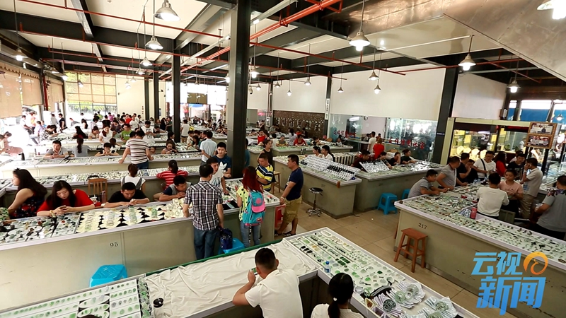 游客摔断玉镯价格,游客买玉镯断裂的处理