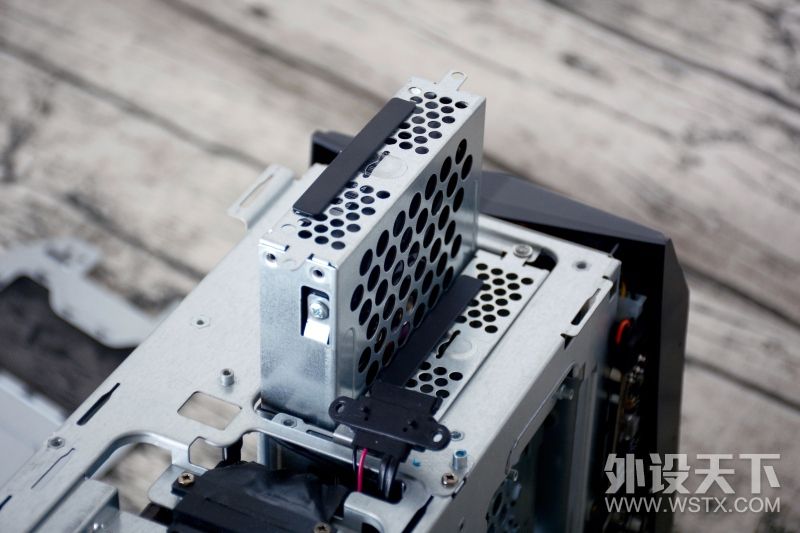 这才是游戏手机该有什么样的样子,微星宙斯盾钛3主机