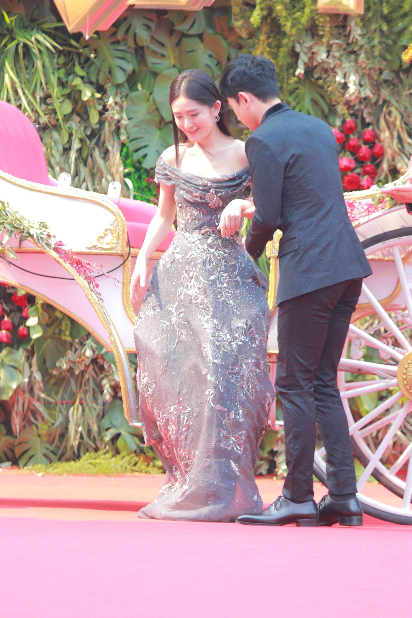 谢娜秒穿人鱼裙,谢娜礼服乘风破浪