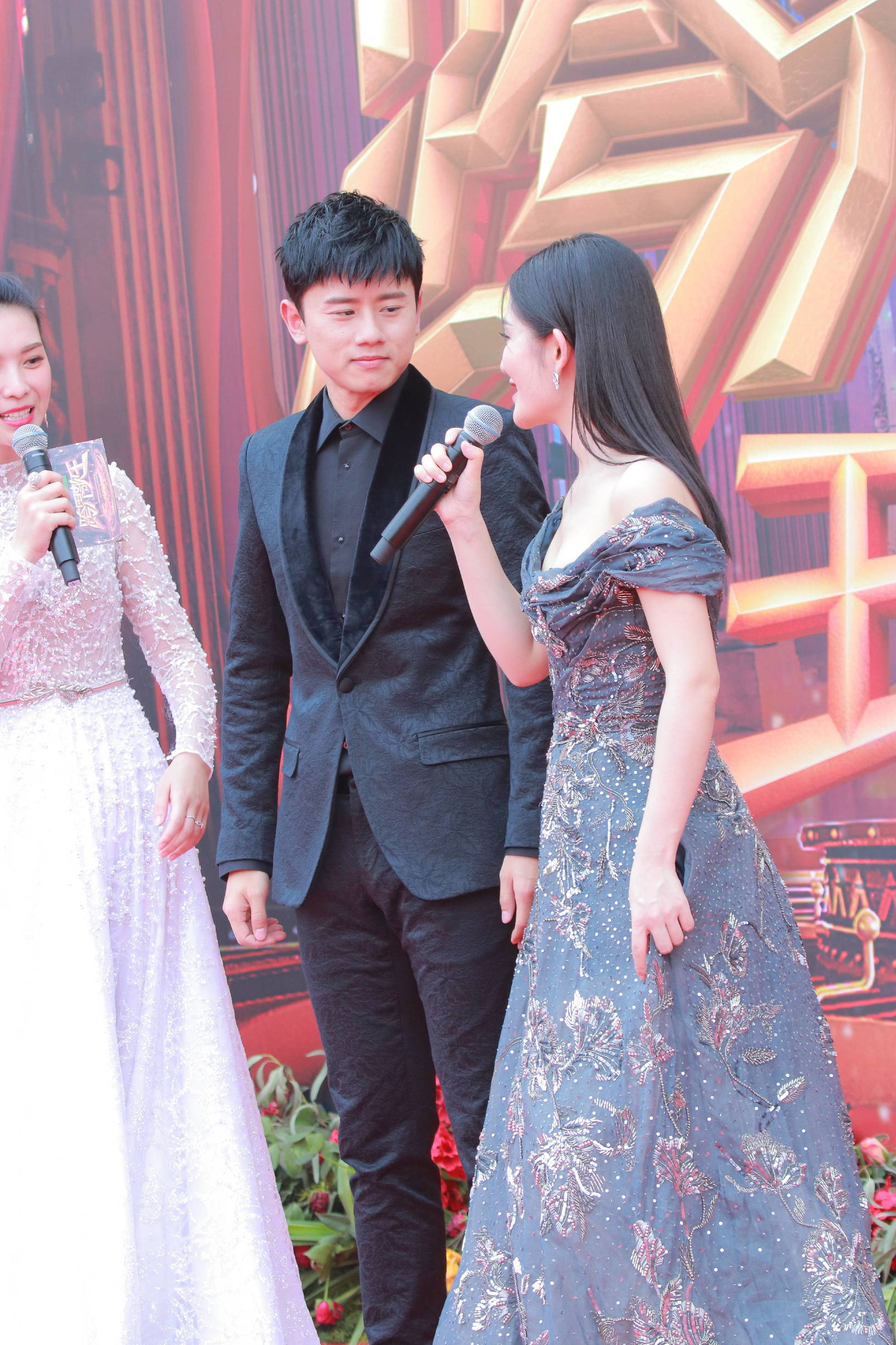 谢娜秒穿人鱼裙,谢娜礼服乘风破浪