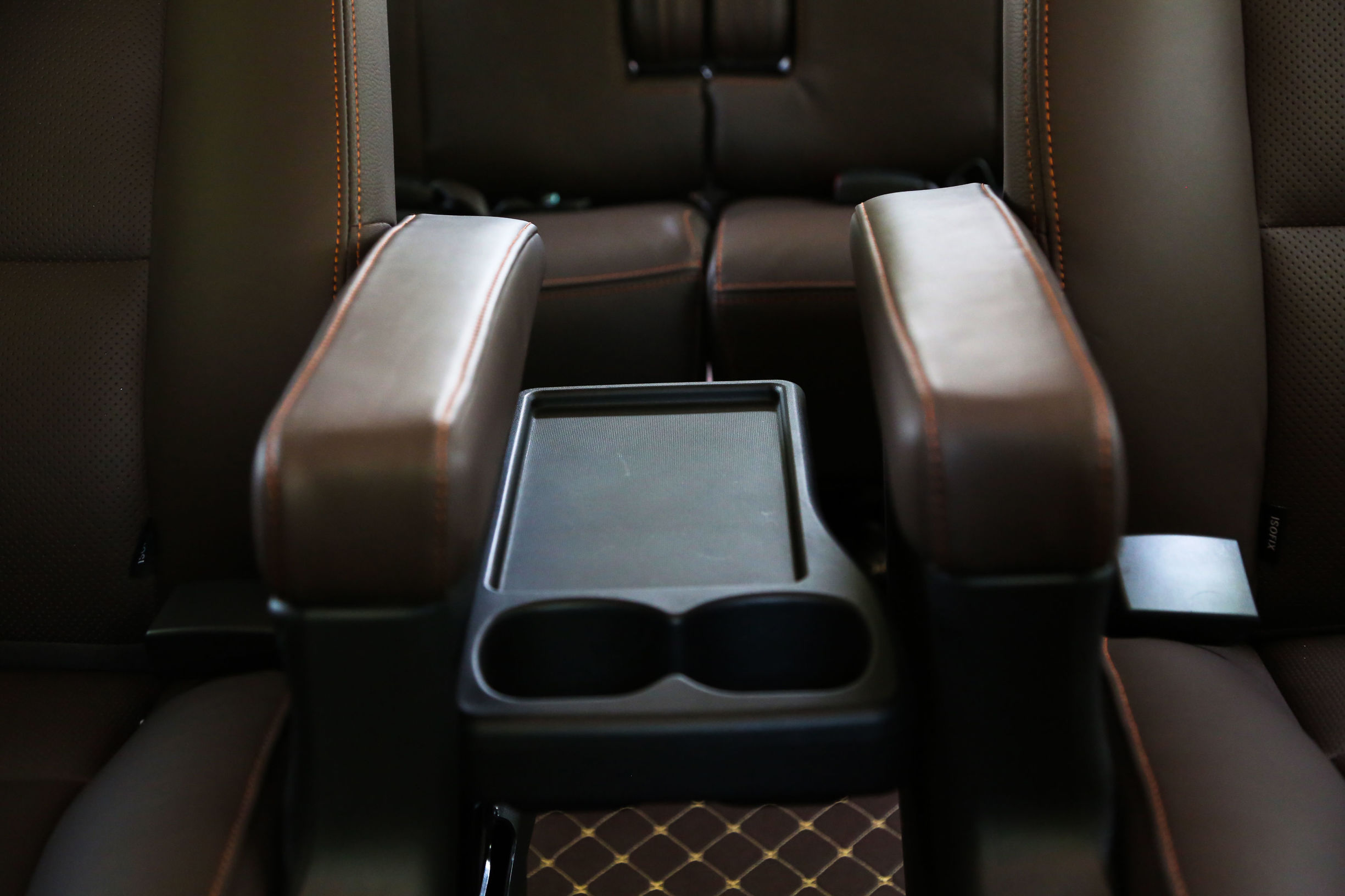 有哪种车后排可以放平睡觉,这款车的后排到底有多舒适