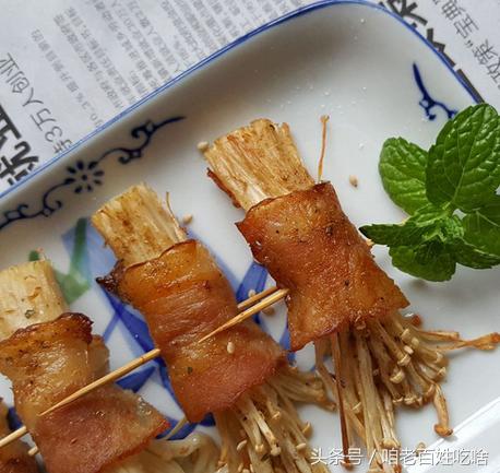 在出租屋用报纸、海报垫着桌子吃饭，我也依然要让自己吃好