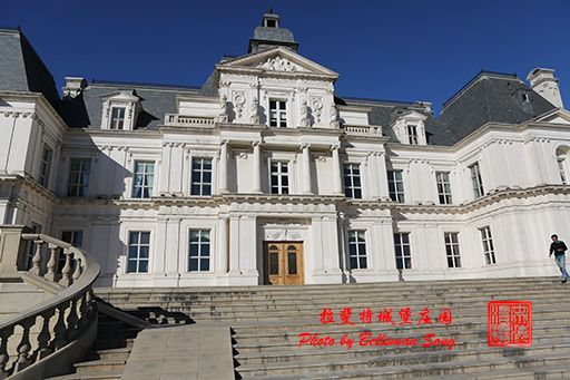 不用去法国，不用忍受10多个小时的飞行，只要来昌平，这里有完美的山寨版拉斐特城堡庄园