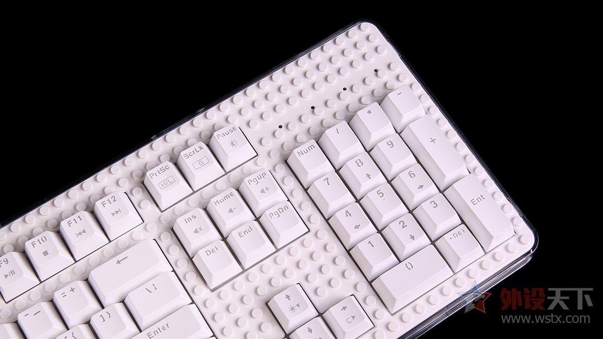 这款键盘有点厉害：可调键程、可在右上方组装乐高模型，最重要的是它有10种灯效
