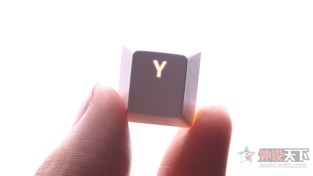 这款键盘有点厉害：可调键程、可在右上方组装乐高模型，最重要的是它有10种灯效