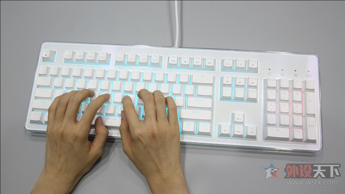 这款键盘有点厉害：可调键程、可在右上方组装乐高模型，最重要的是它有10种灯效