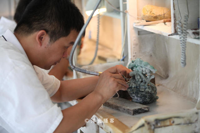 云南瑞丽翡翠玉器交易市场,瑞丽姐告翡翠批发市场在哪里