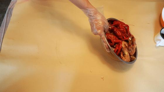 几个意思？去郑州南阳路吃海鲜,服务员你把菜倒桌上就跑？