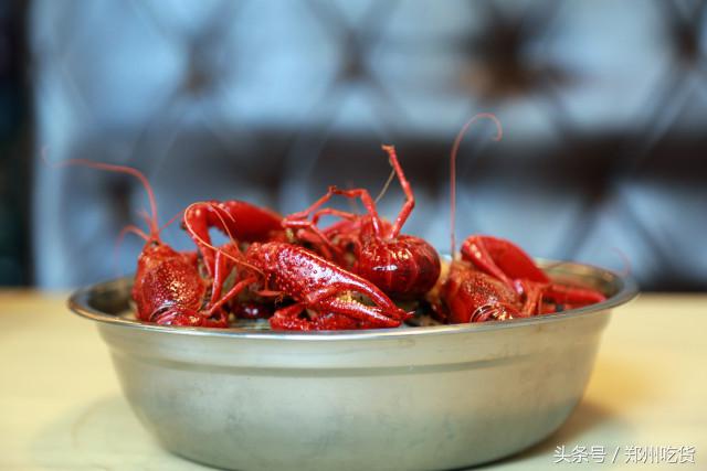 几个意思？去郑州南阳路吃海鲜,服务员你把菜倒桌上就跑？