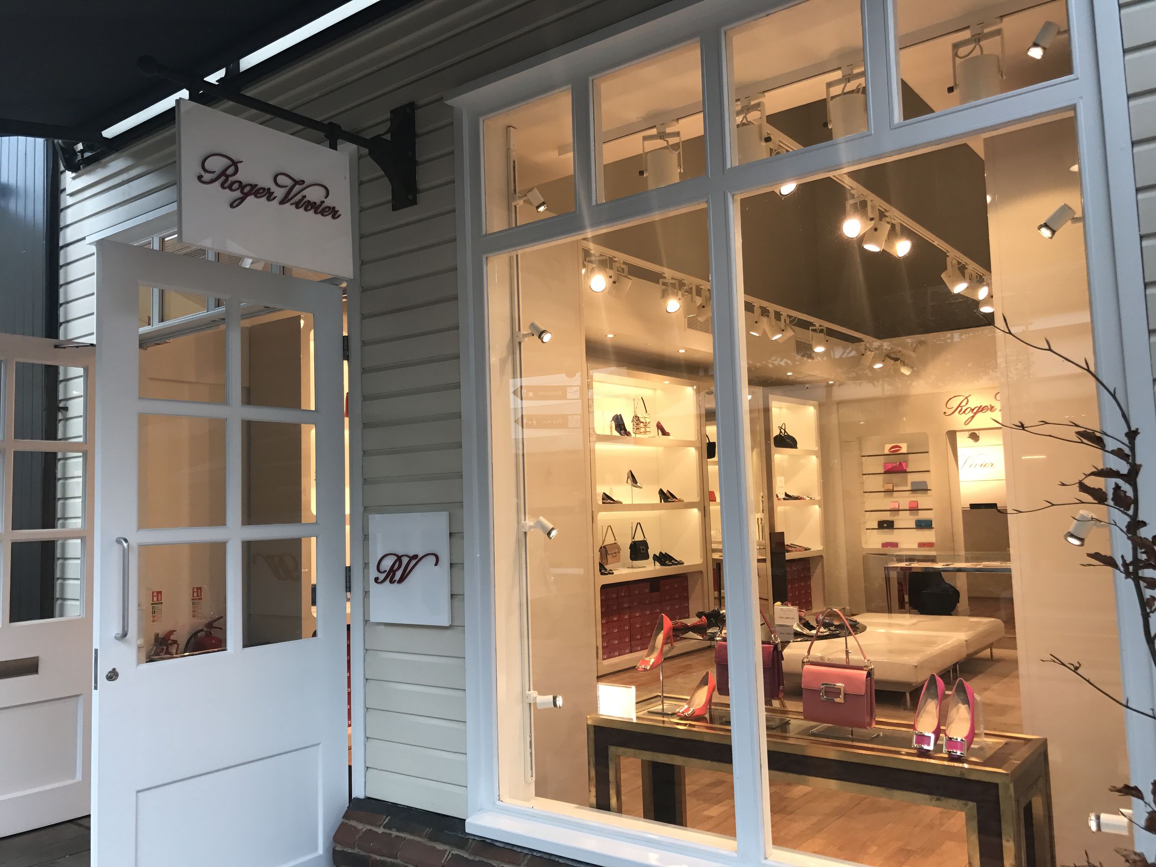 镶金边的高跟鞋!凯特妃最爱,老佛爷钦点,女星们集体买买买!