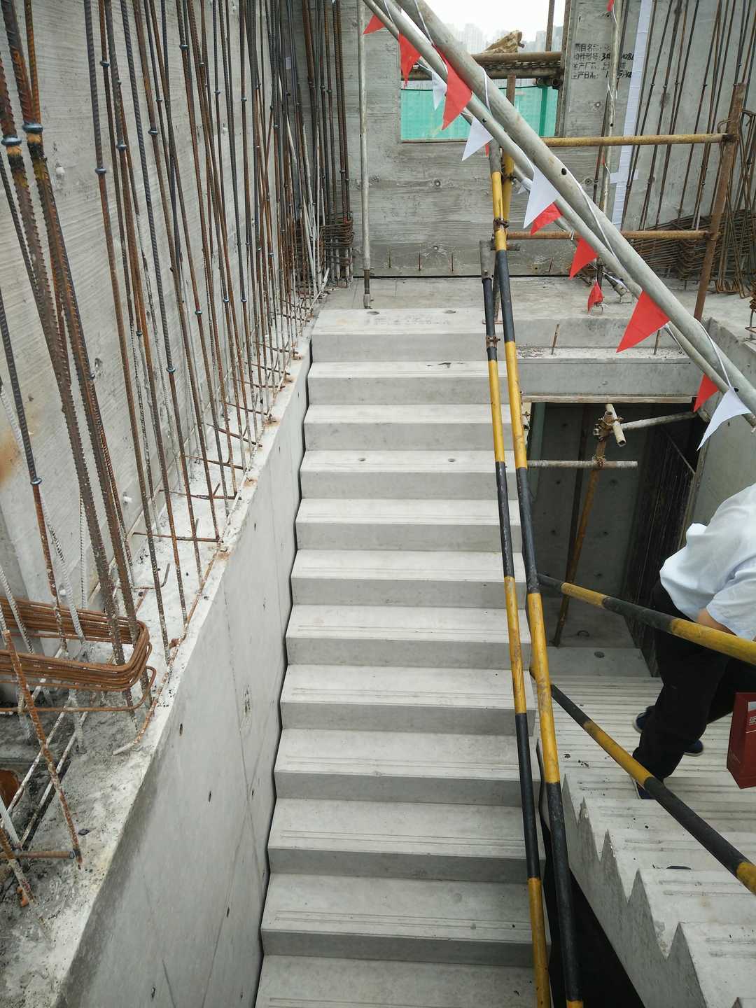 装配式建筑是预制板房吗,装配式建筑和传统建筑哪个更抗震