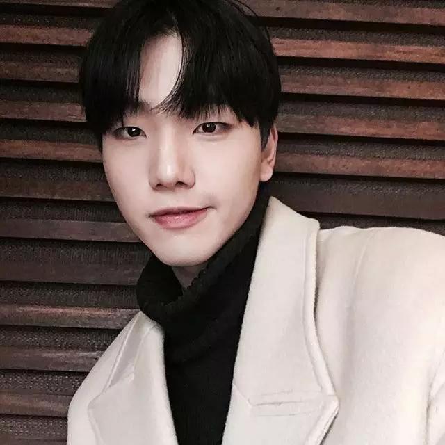 单眼皮小眼睛高鼻梁男生发型,单眼皮小眼皮男生发型