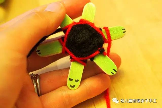 怎么用一个塑料瓶给小乌龟做家,幼儿用鸡蛋盒制作手工小乌龟教程