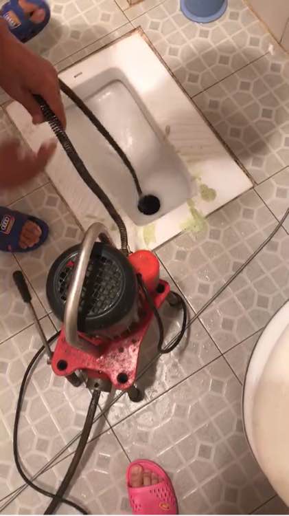 偷懒把猫砂倒到马桶里,猫砂倒厕所里把厕所堵视频