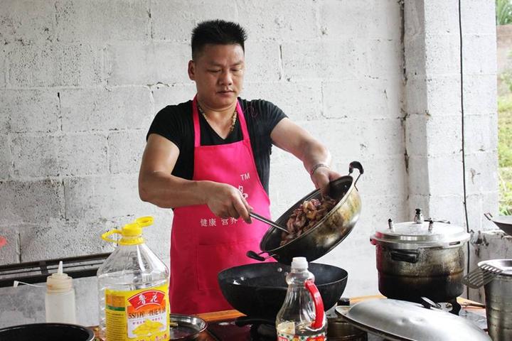 游机鸡是什么东西?吸引一群厨王跑到南宁农村吃