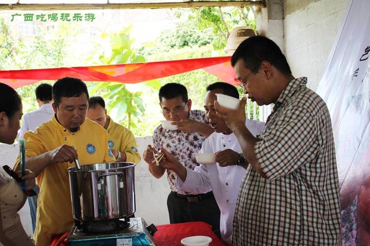 游机鸡是什么东西?吸引一群厨王跑到南宁农村吃