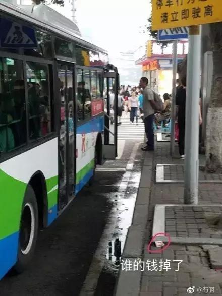 要不是腰软，怎么能把腿的劈这么开？