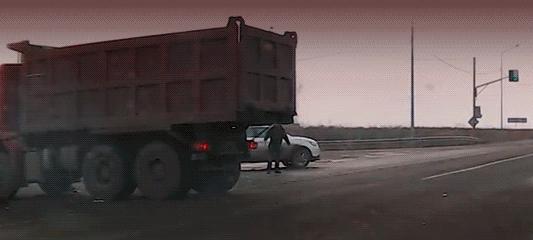 泥头车危险吗,泥头车到底有多可怕