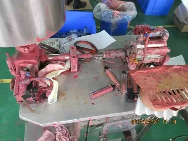 你花高价代购回来的资生堂成本只要几毛钱！这个脏乱差的造假小作坊却因此利润直翻100多倍