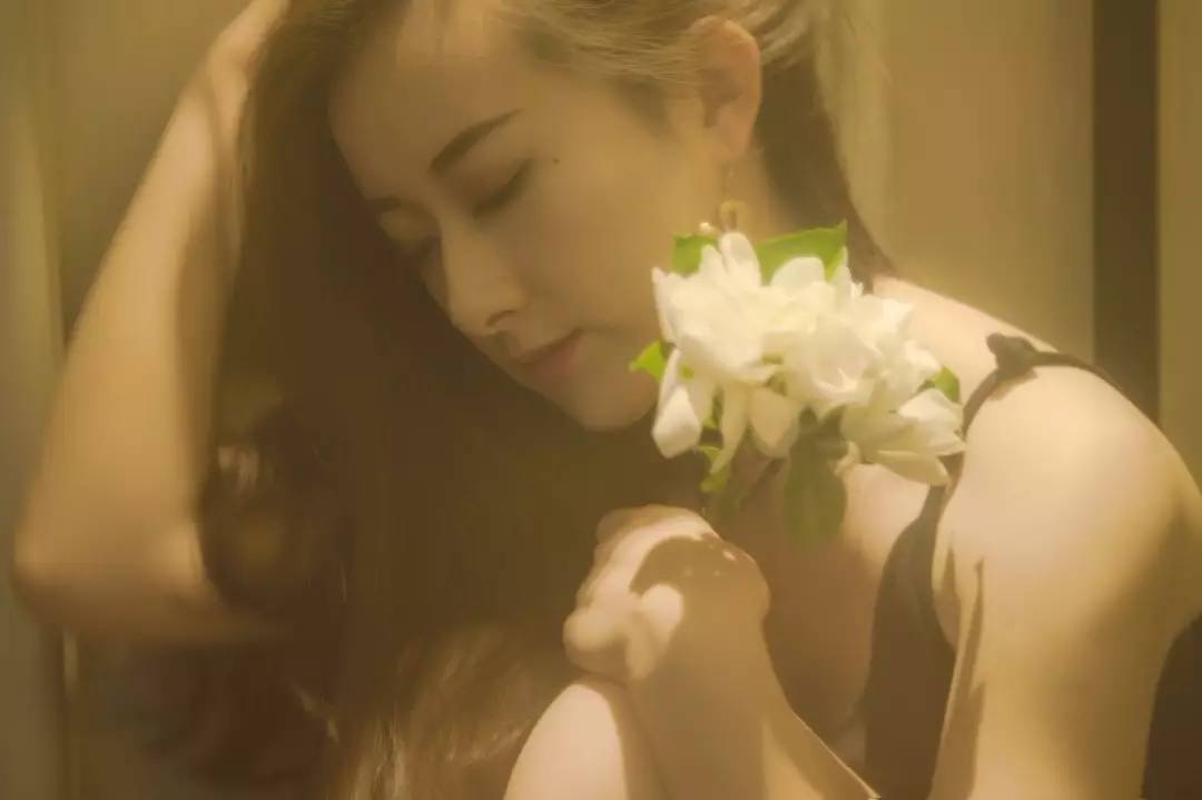 发量多简单又好看的头发造型教程,如何拍头发发丝好看