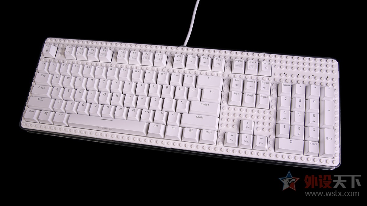 这款键盘有点厉害：可调键程、可在右上方组装乐高模型，最重要的是它有10种灯效