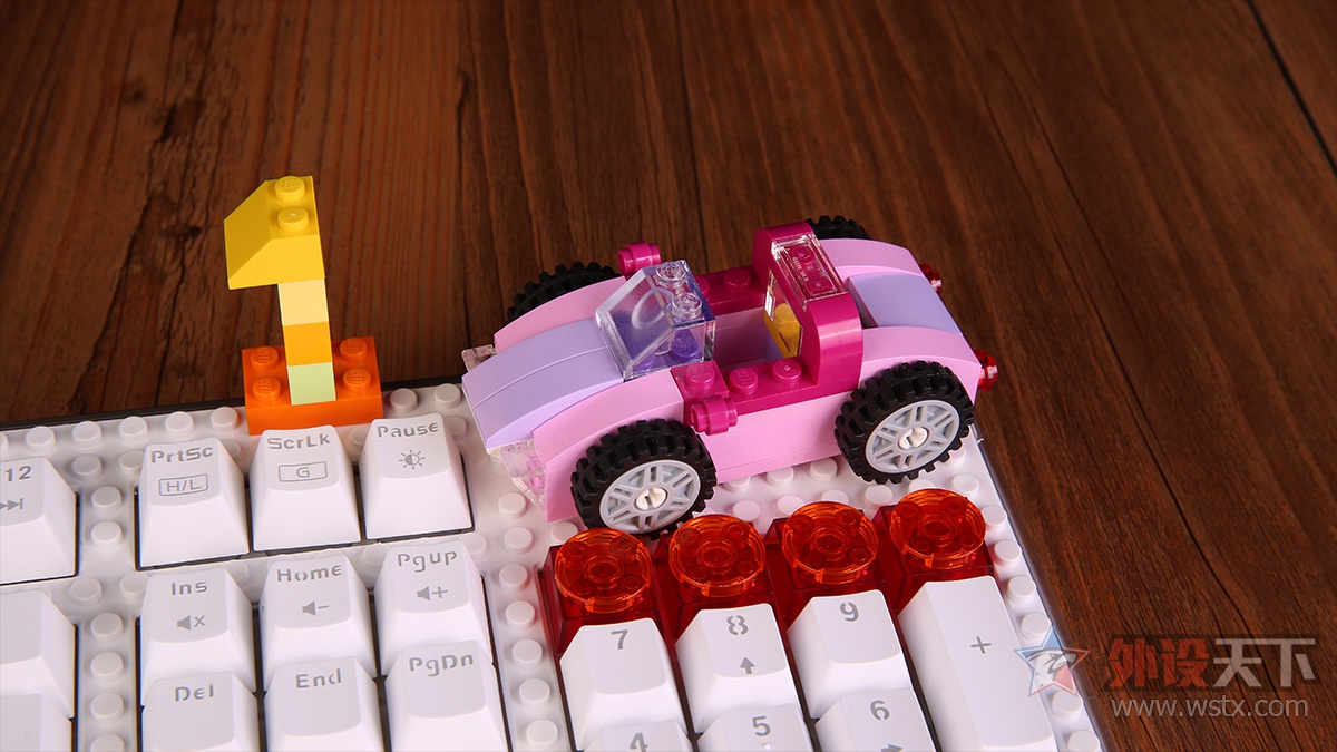 这款键盘有点厉害：可调键程、可在右上方组装乐高模型，最重要的是它有10种灯效